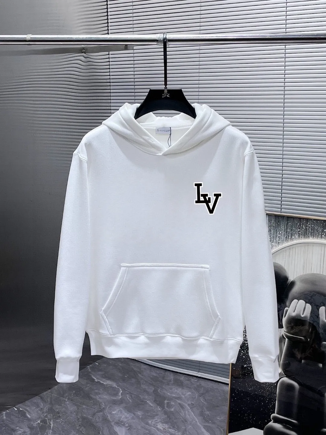 🅿️240 brand [LV Louis Vuitton] (good news for fat people) 2025ss autumn latest long-sleeved round-neck sweatshirt, on sale simultaneously on the official website. Refreshing and breathable. Made of top Tencel Roman. Comfortable and soft. 3D three-dimensional clarity. Super fashion sense. Great for gifting and keeping for yourself. Size: M-5XL (can wear up to 220 pounds)